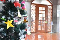 聖望学園中の教室とクリスマスツリー