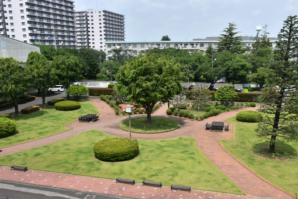 和光国際高校 正門を入ると公園のような前庭がある。