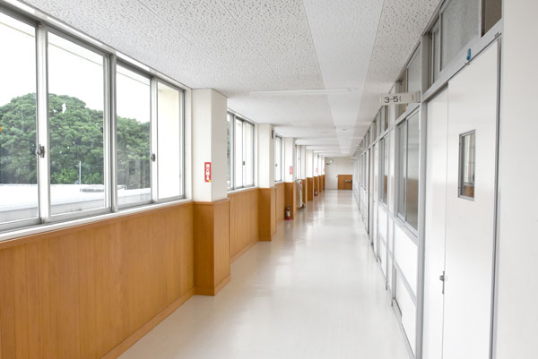 和光国際高校 きれいにリフォームされ、トイレはウォシュレットに。