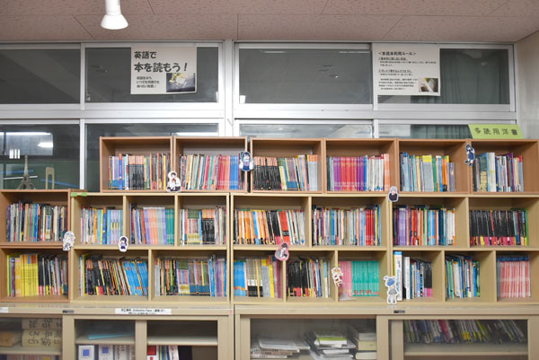 和光国際高校 廊下にある英語多読コーナー