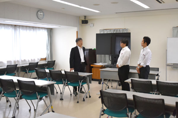 所沢高等学校 同窓会館「希望の鐘」自習室としても使われる会議室